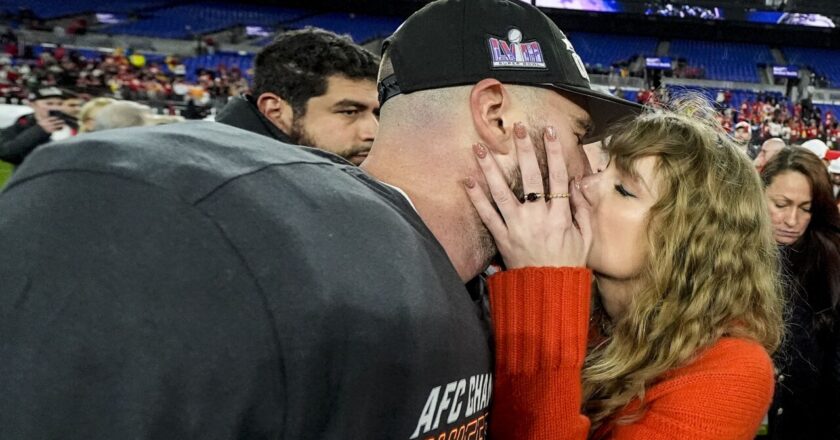 Taylor Swift gives a kiss to Travis Kelce headed to Super Bowl after winning the AFC title game