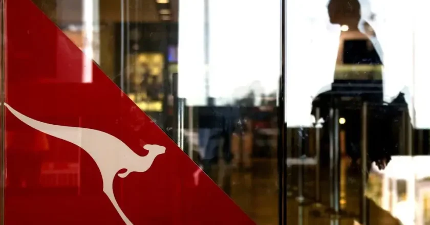 Scheduled three-day strike by Qantas unit pilots has been extended to six days