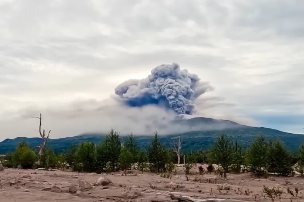 Russia Earthquake Volcano Eruption