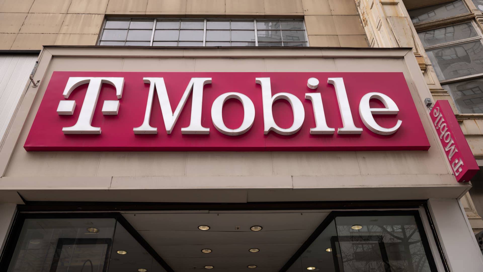 T-Mobile Uses Starlink to Push its Satellite Credentials: A Game-Changer for Emergency Alerts